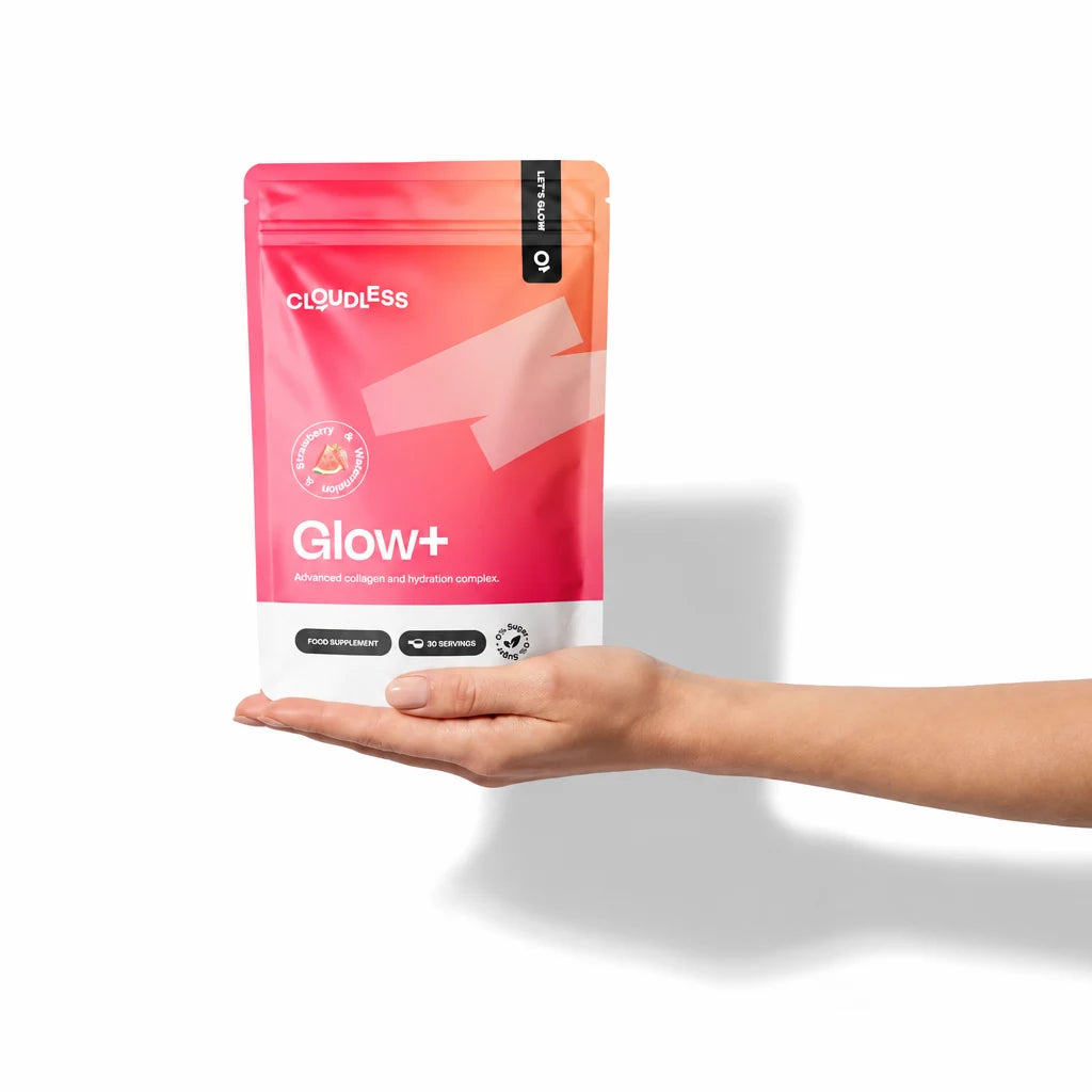 Une main tenant un sachet de Glow+