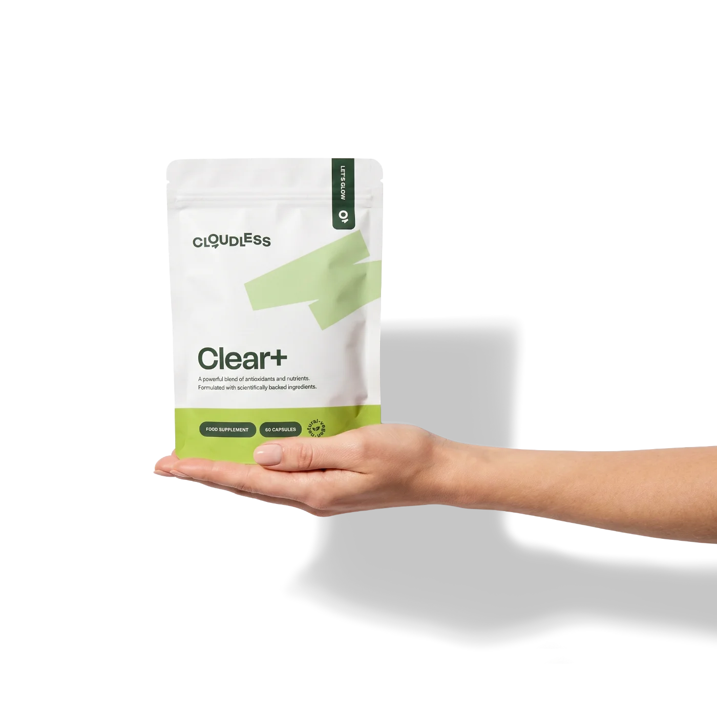 Main tenant un sachet de Clear+